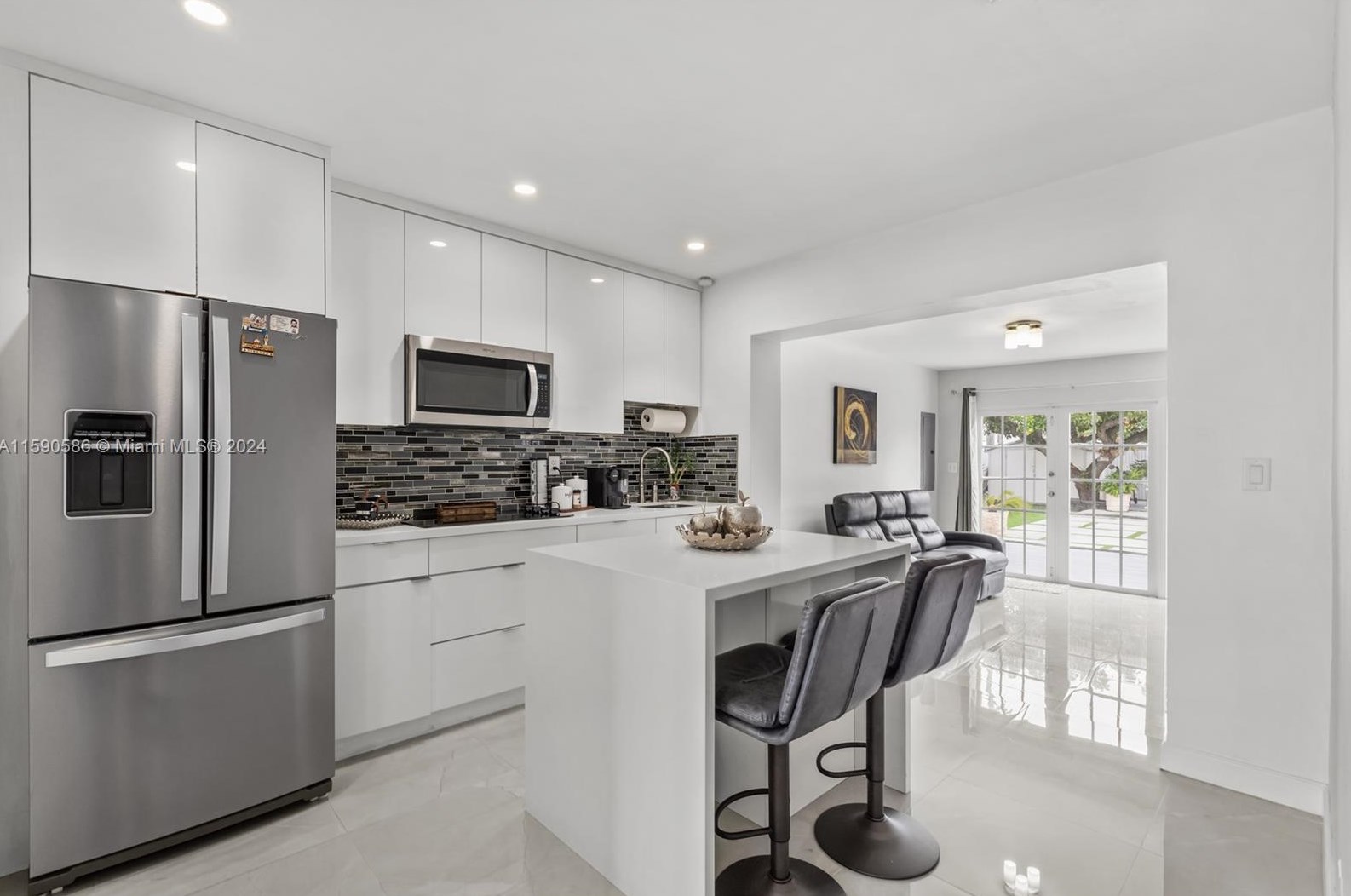 525 43rd Pl, Hialeah FL  33012-3851 exterior