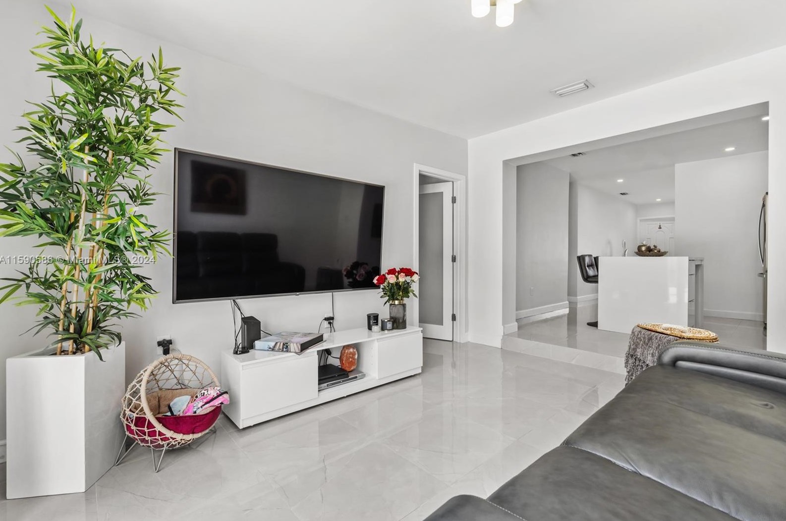 525 43rd Pl, Hialeah FL  33012-3851 exterior