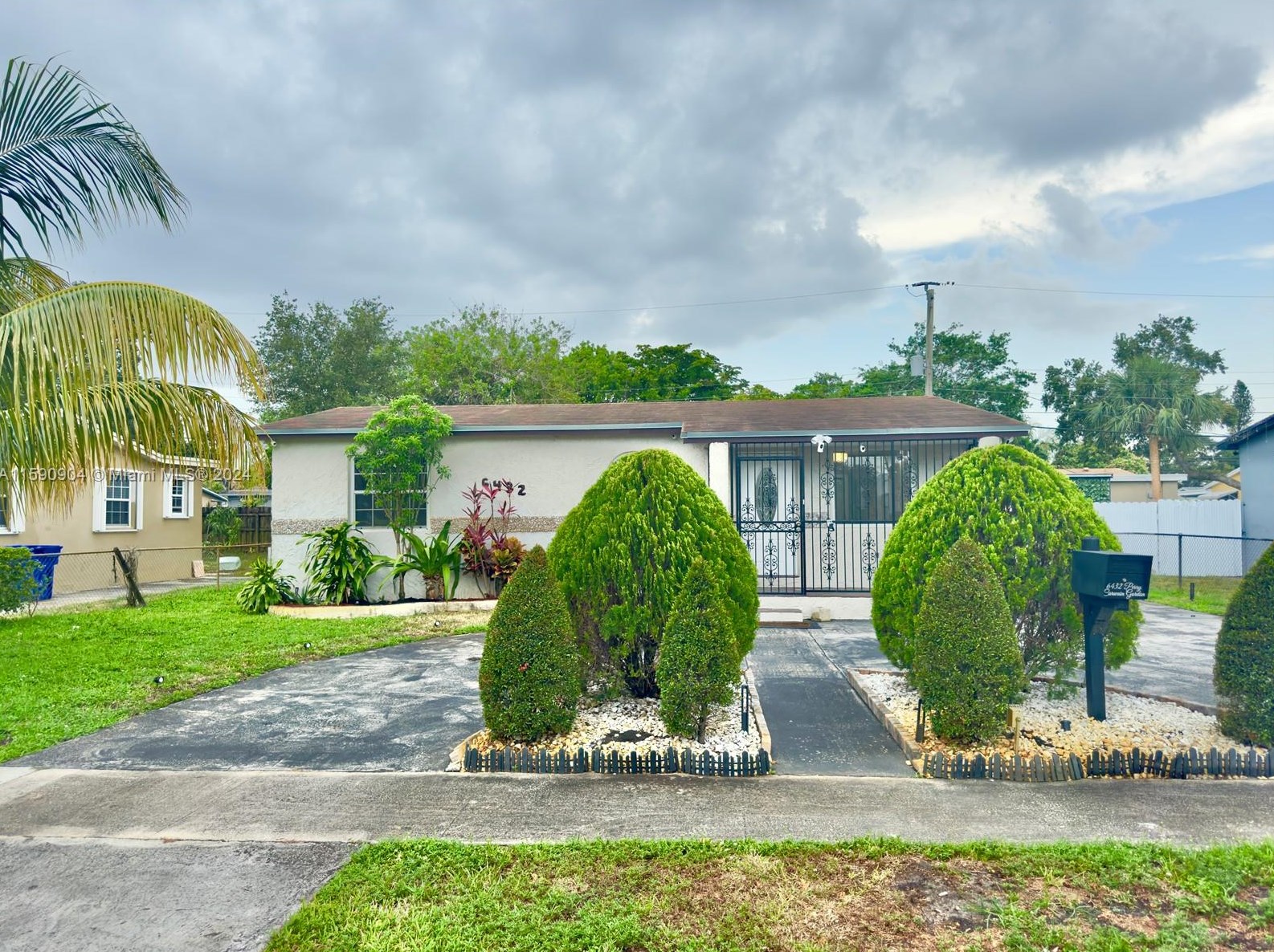 6432 Perry St, Hollywood, FL 33024-2035