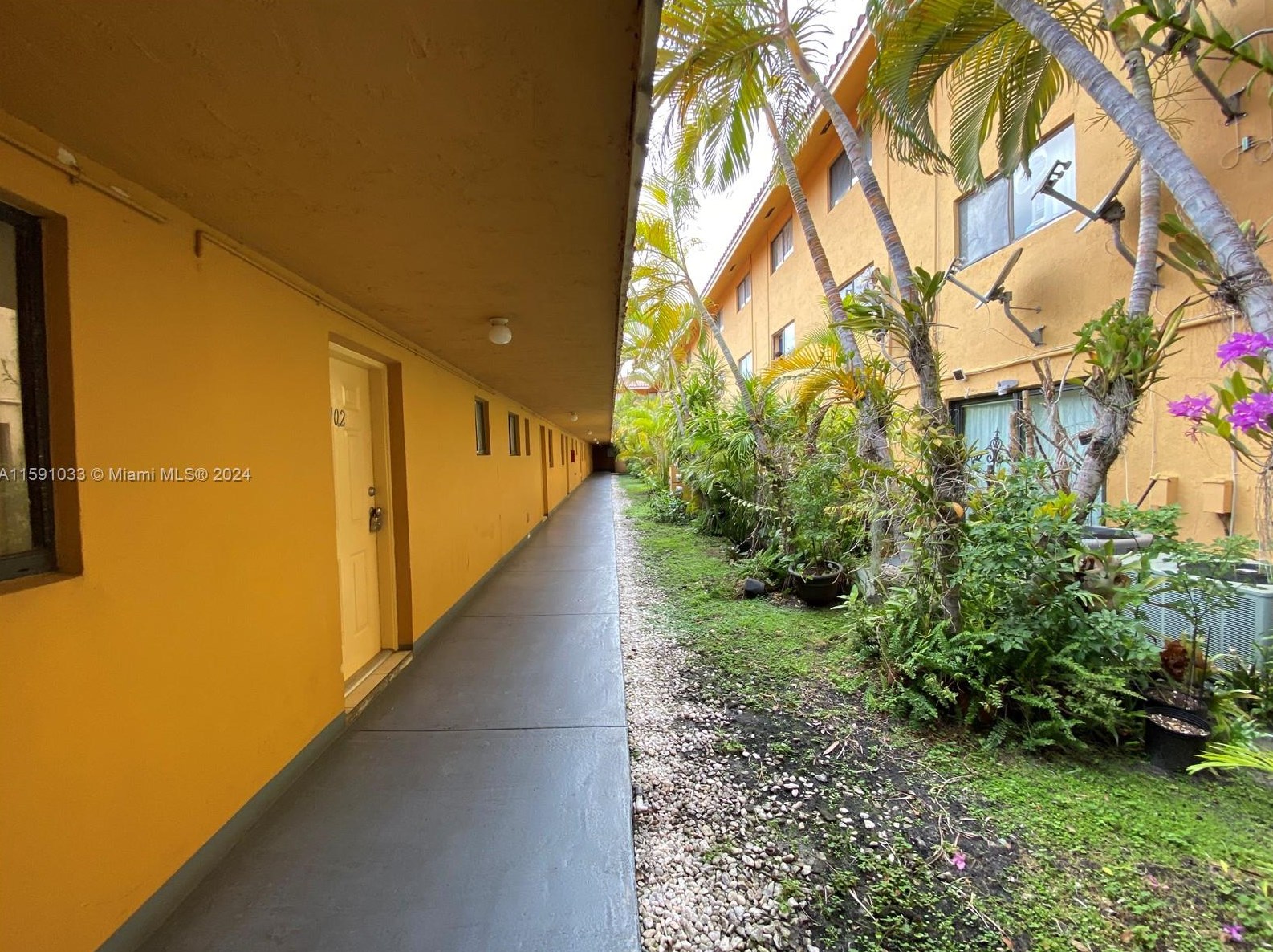 170 Royal Palm Rd #102, Hialeah, FL 33016