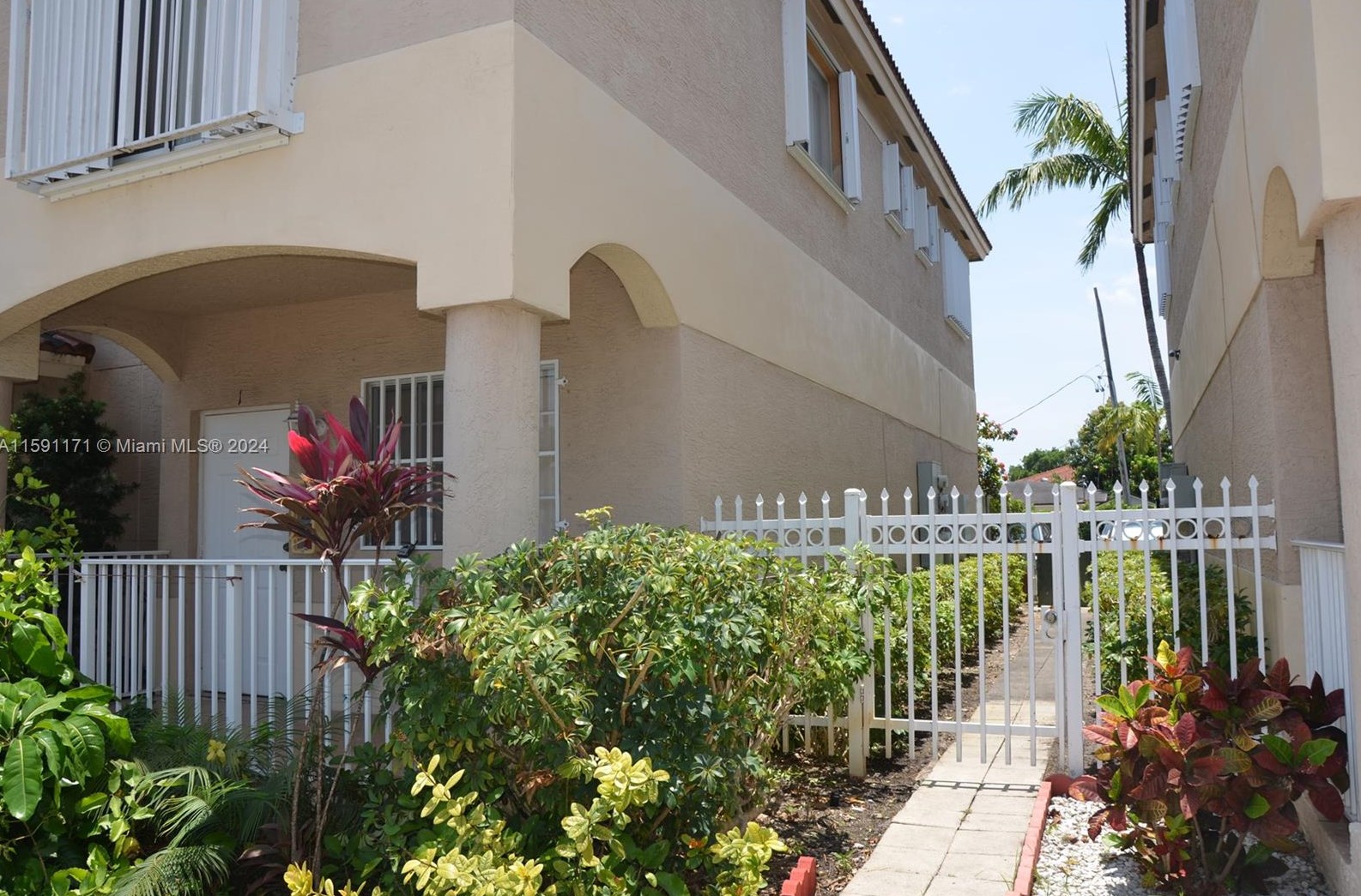 246 4th St, Hialeah, FL 33010-4818