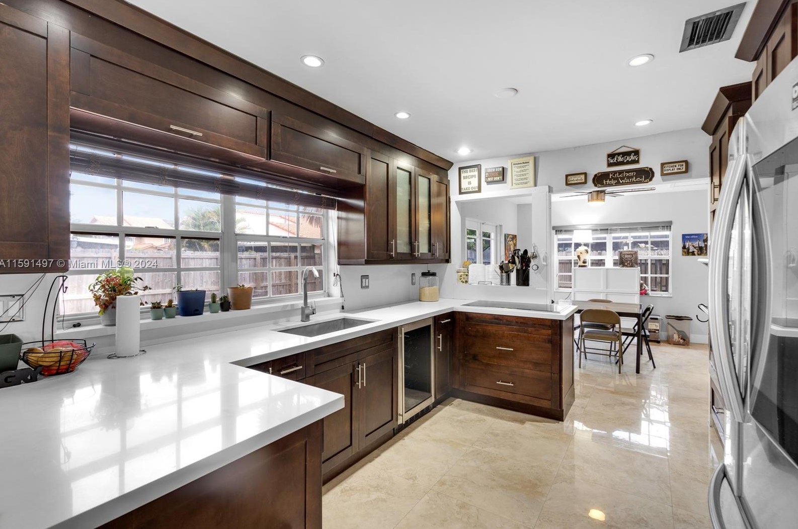 20020 Oakmont Cir, Hialeah FL  33015-2045 exterior