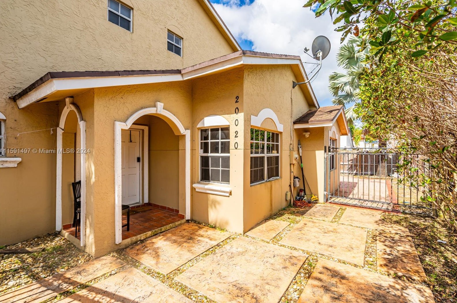 20020 Oakmont Cir, Hialeah FL  33015-2045 exterior