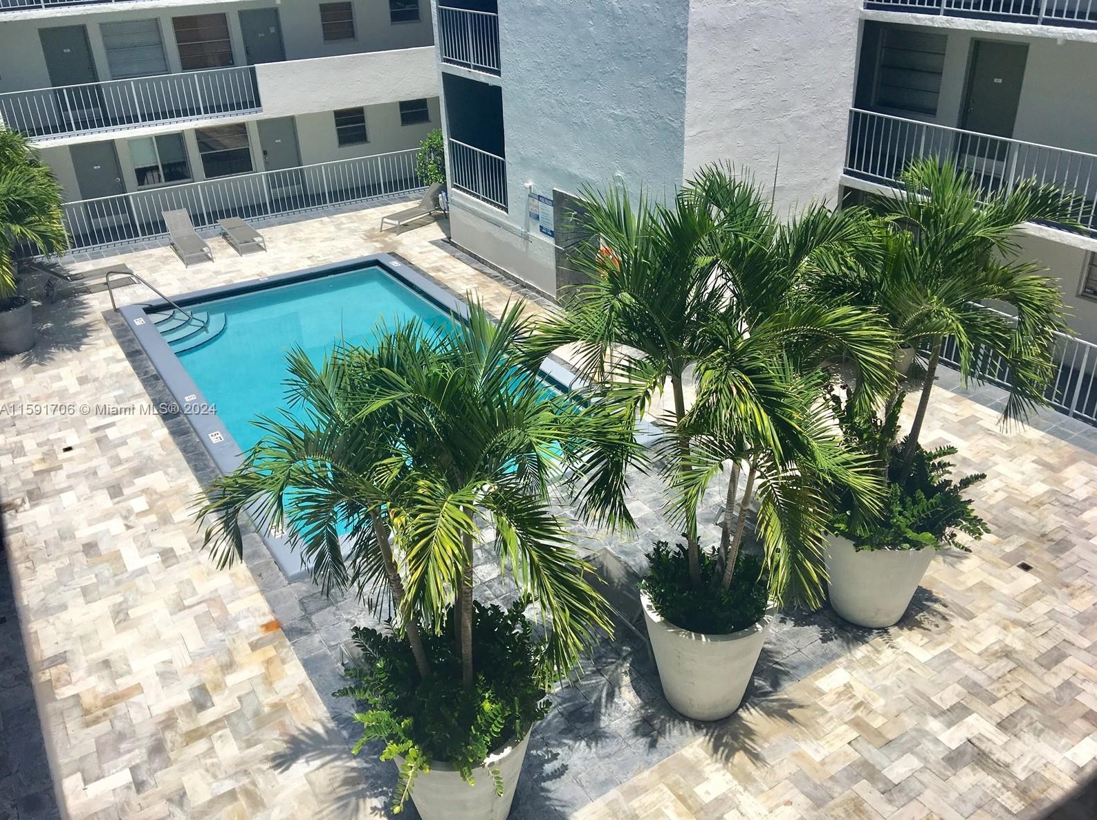 1610 Lenox Ave, Miami, FL 33139-2422