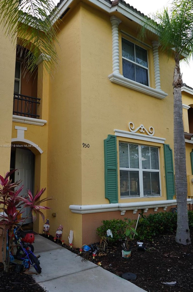 950 42nd Pl, Homestead, FL 33033-5117