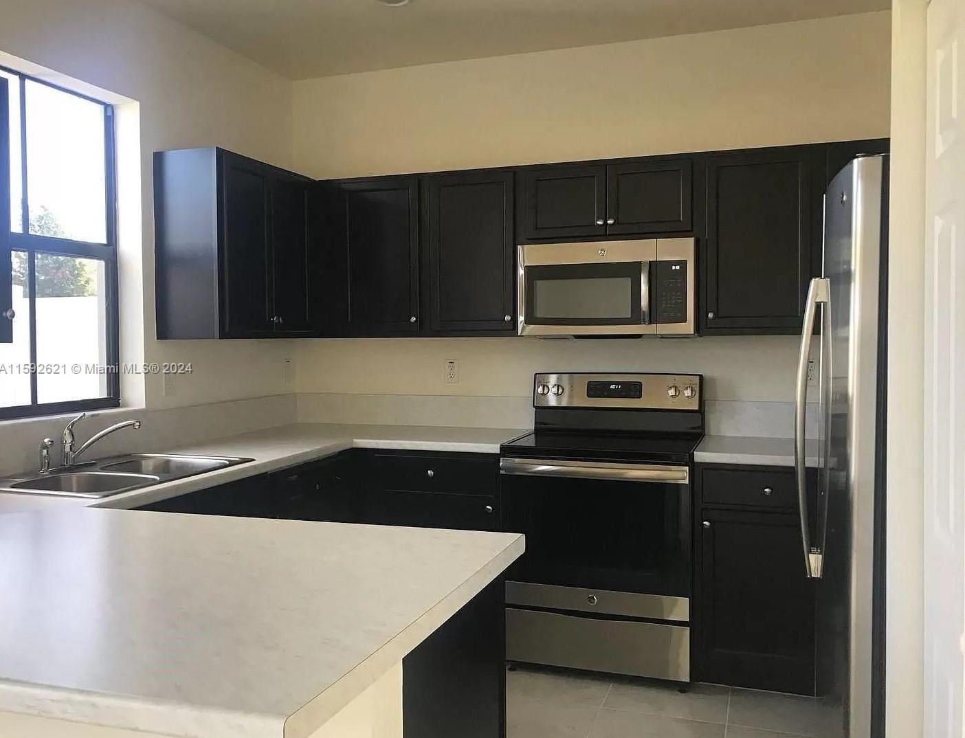10401 W 32nd Ln, Hialeah, FL 33018