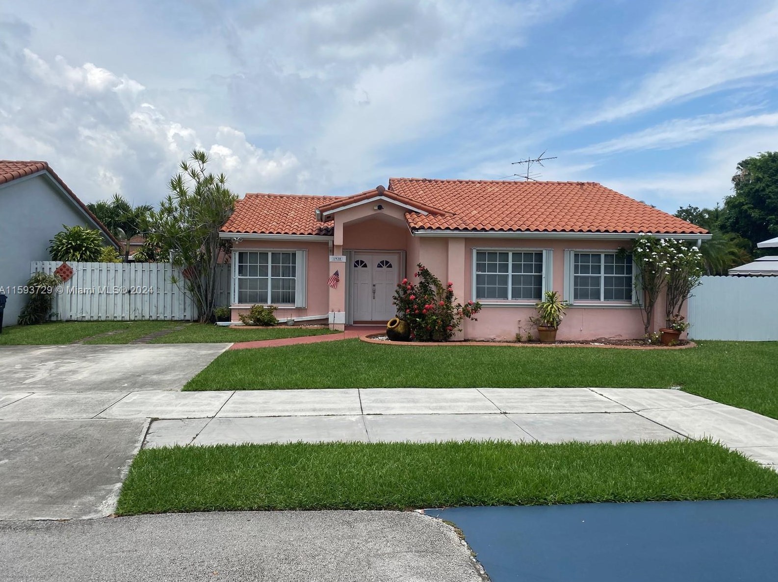 1938 137th Ct, Miami FL  33175-1092 exterior