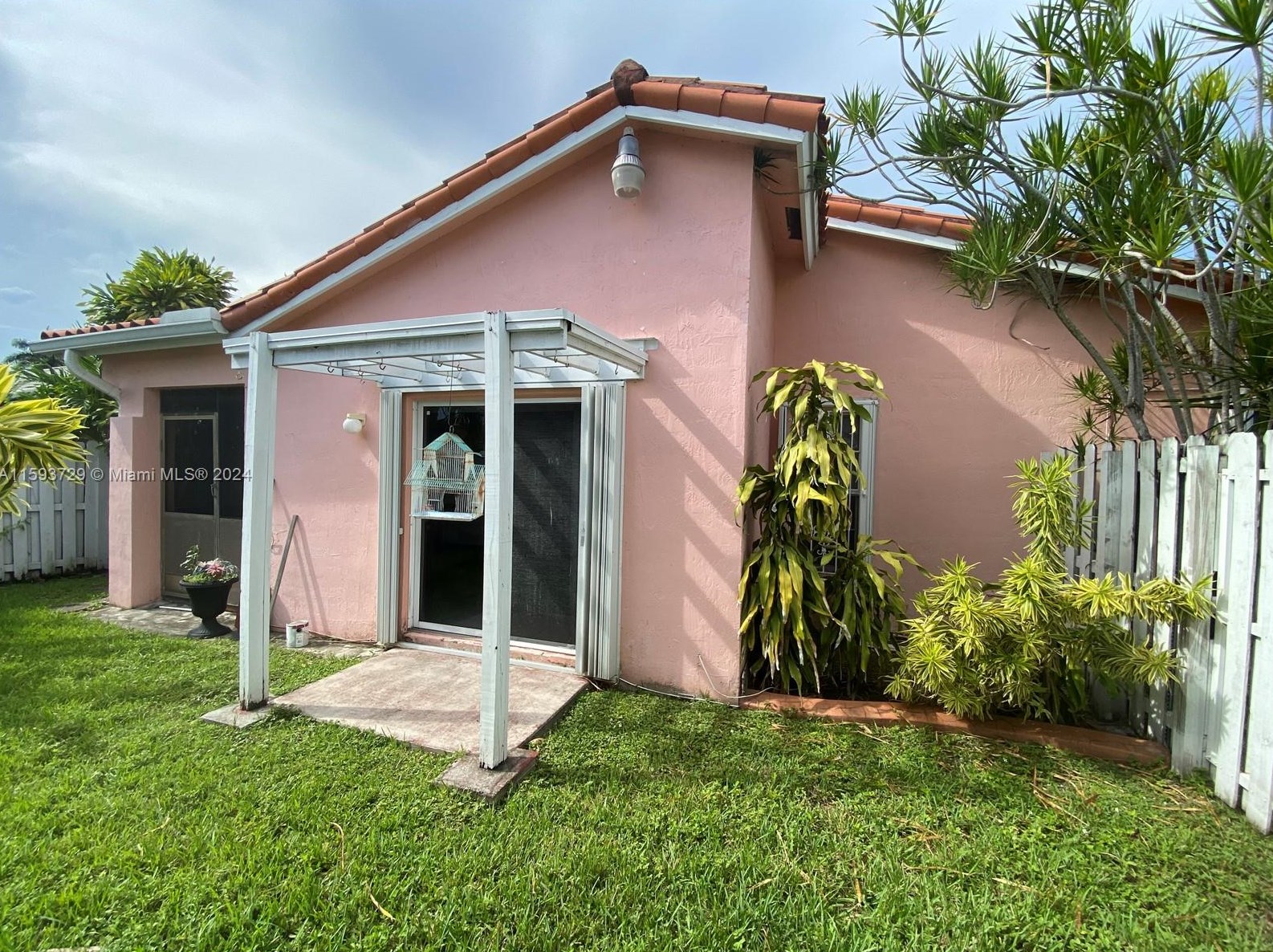 1938 137th Ct, Miami FL  33175-1092 exterior