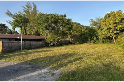 405 SW 4th Ter, Hallandale Beach, FL 33009 - Photo 2