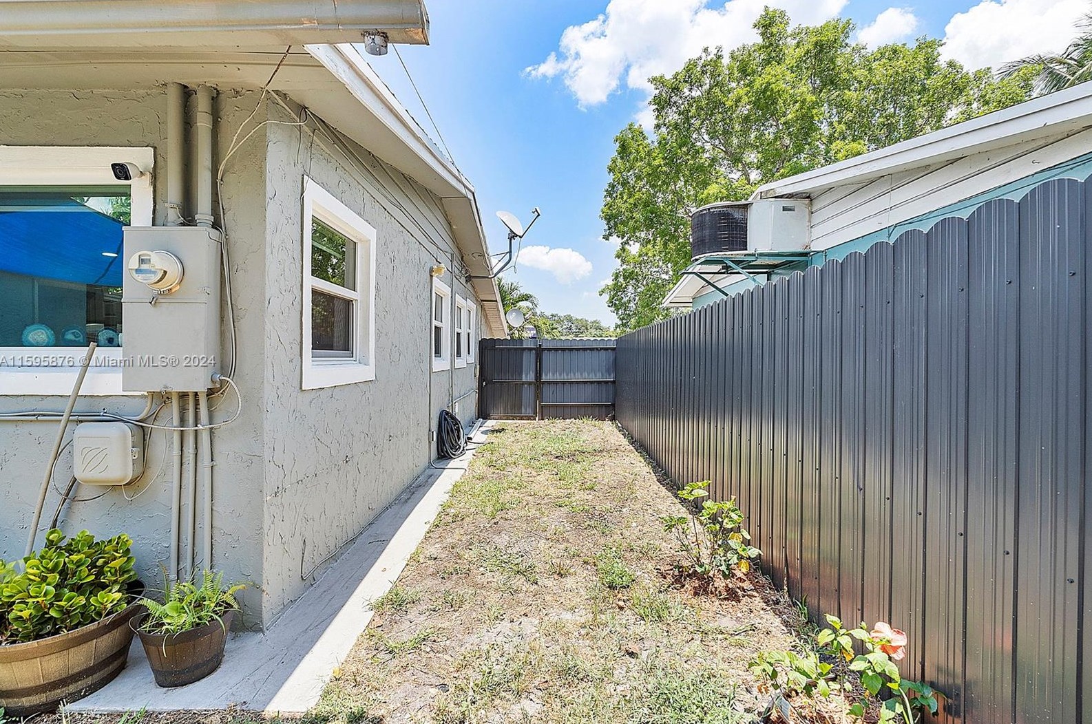 3410 72nd Ter, Hollywood FL  33024-2419 exterior