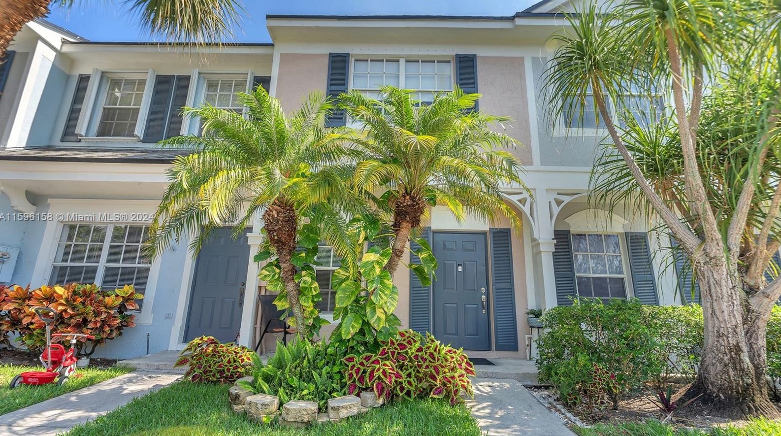 5505 Parade Pl, Pompano Beach, FL 33063-8208