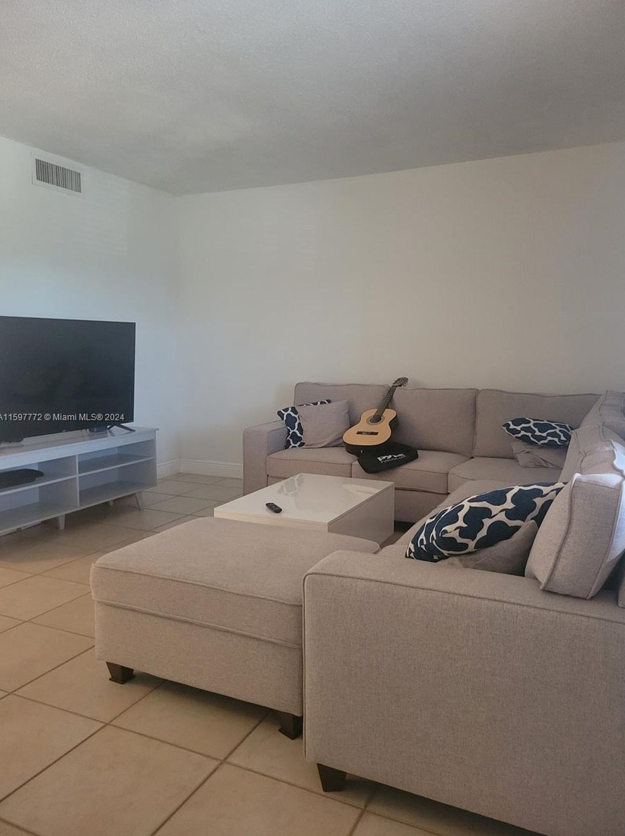 1450 Ne 170th St #211, Miami, FL 33162