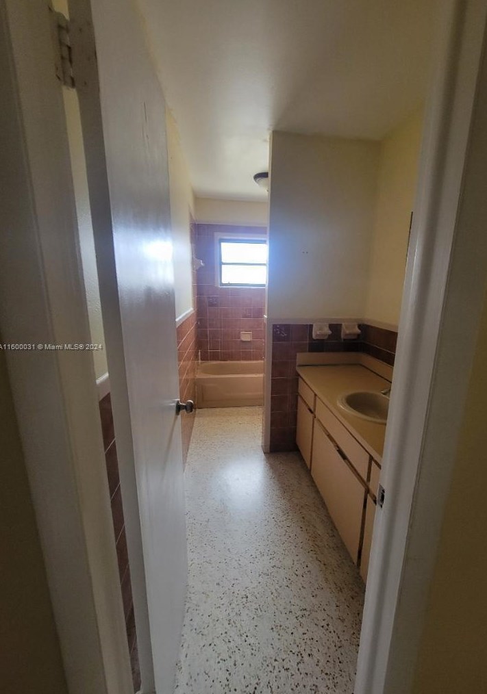 621 E 55th St, Hialeah, FL 33013
