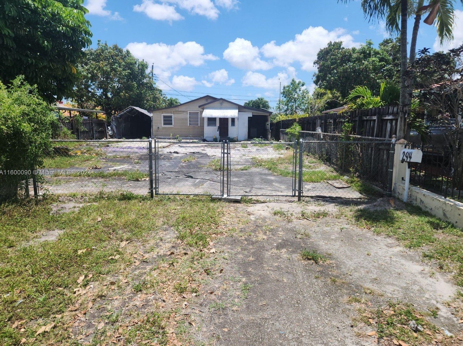 244 15th St, Hialeah, FL 33010-3554