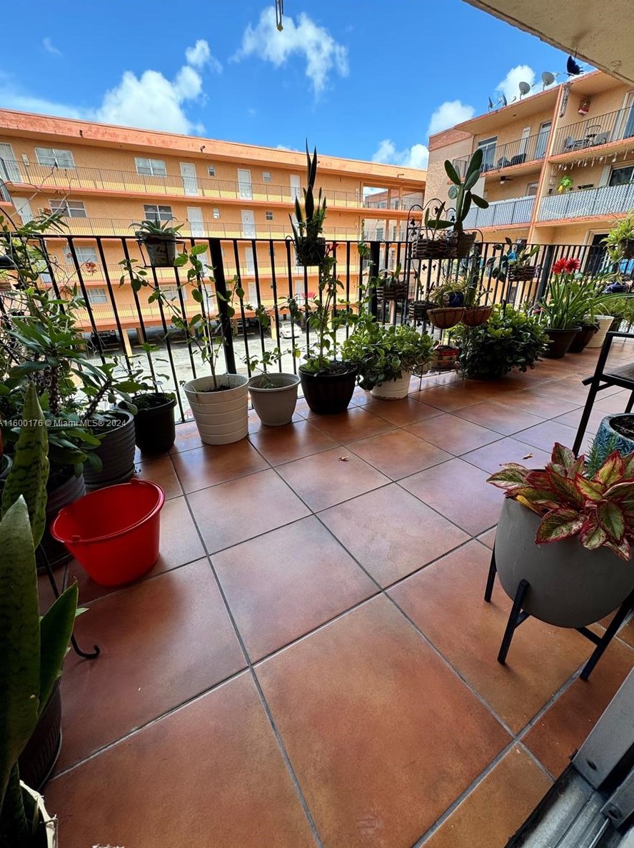 1950 W 56th St #2212d, Hialeah, FL 33012