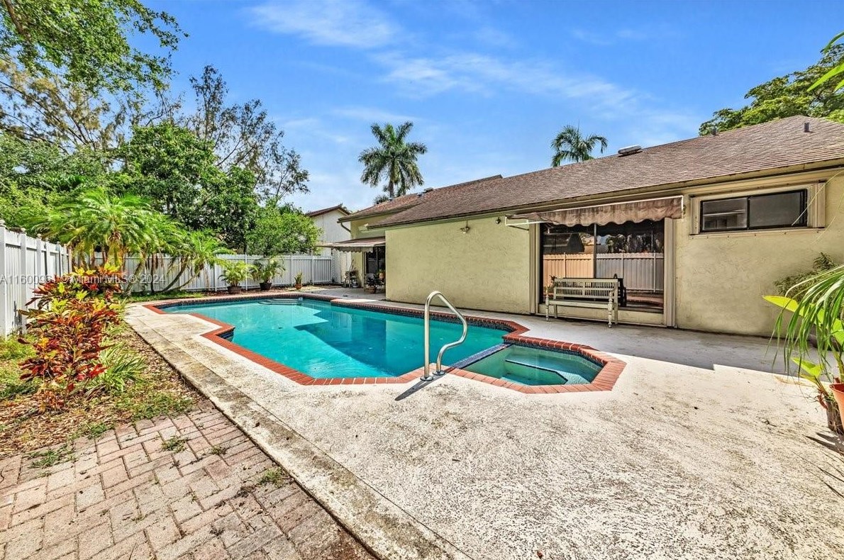 610 96 Ave, Hollywood FL 33024-8179 exterior