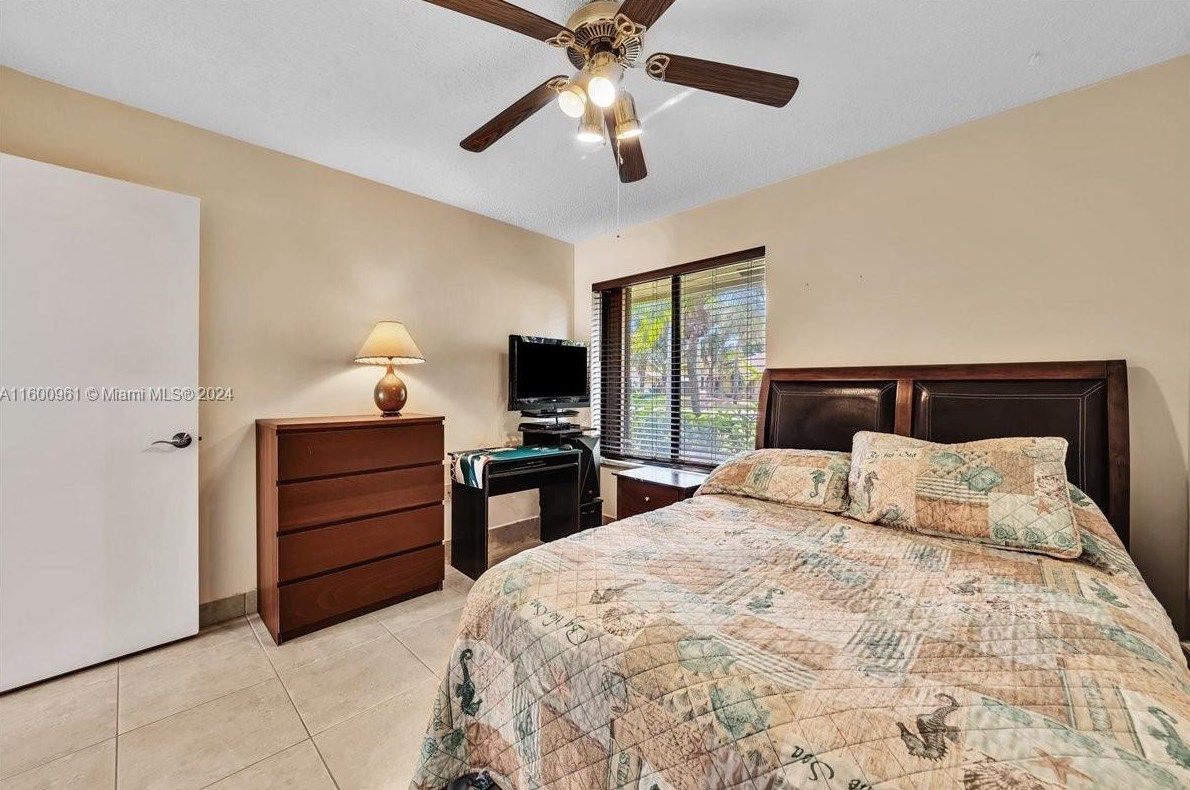 610 96 Ave, Hollywood FL 33024-8179 exterior