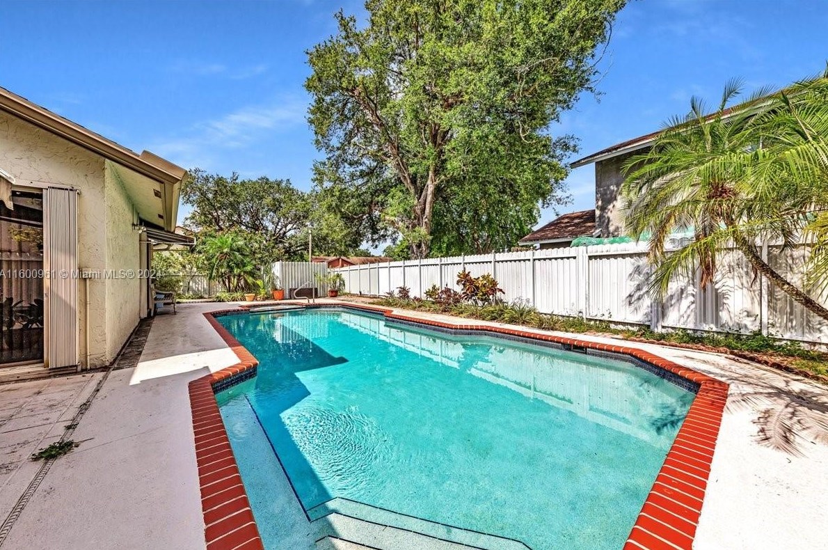 610 96 Ave, Hollywood FL 33024-8179 exterior