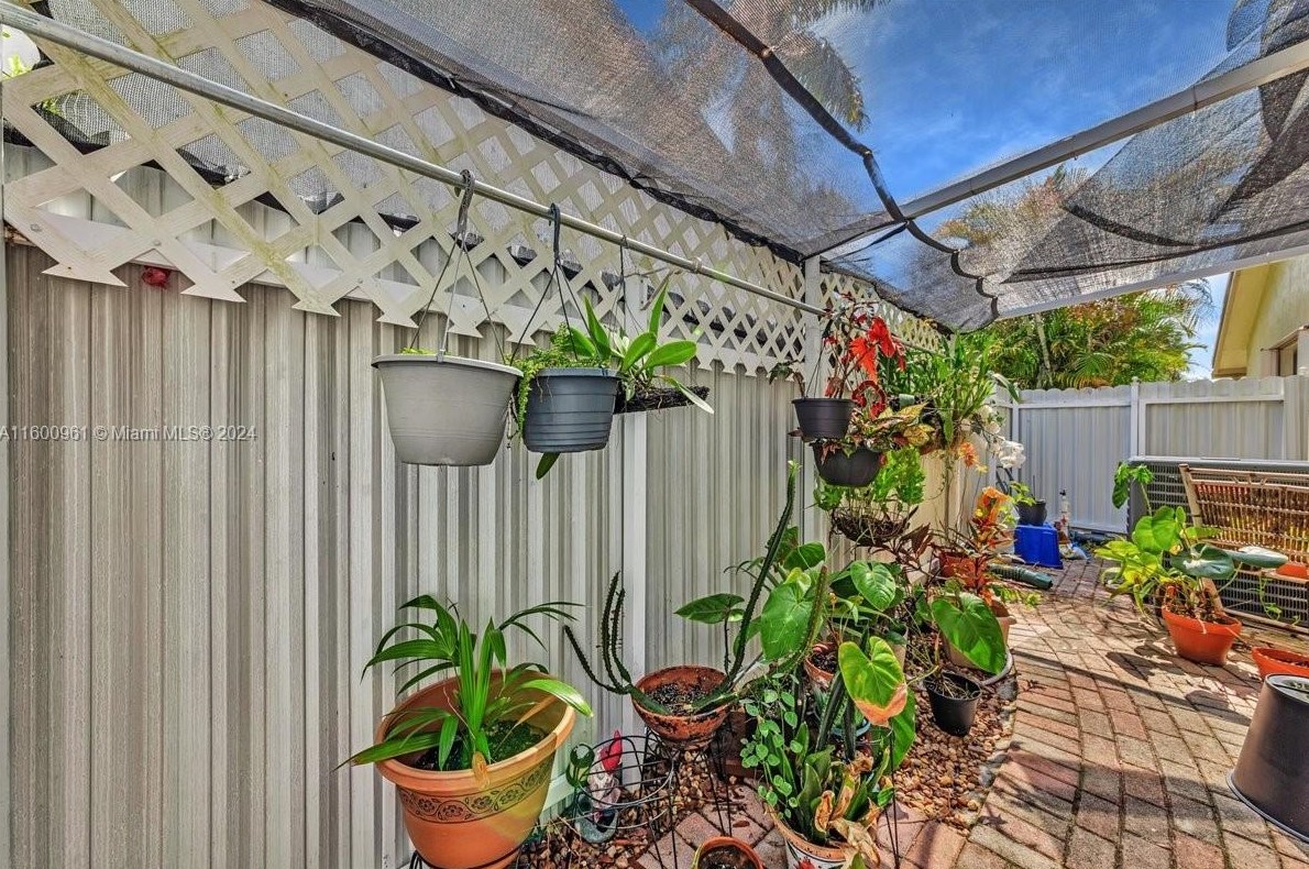 610 96 Ave, Hollywood FL 33024-8179 exterior