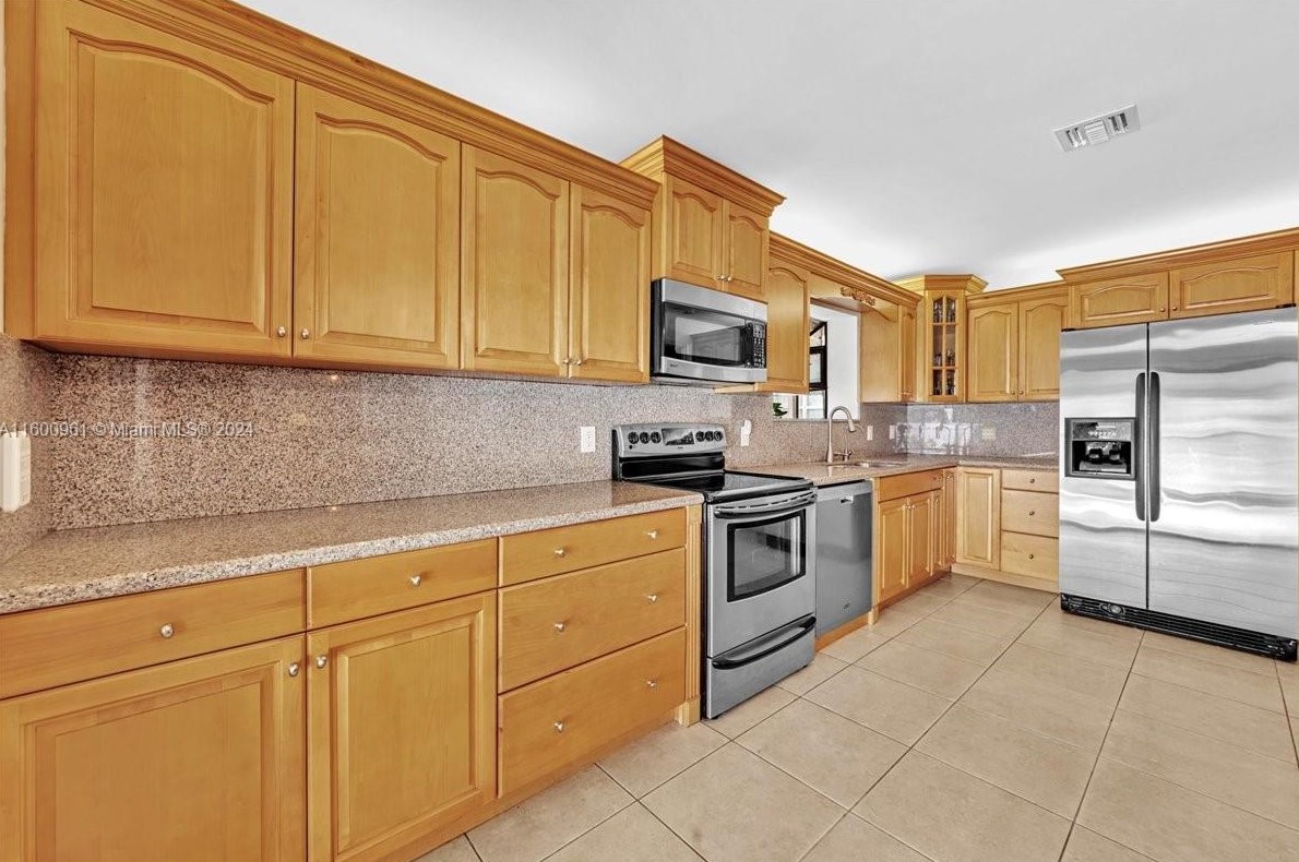 610 96 Ave, Hollywood FL 33024-8179 exterior