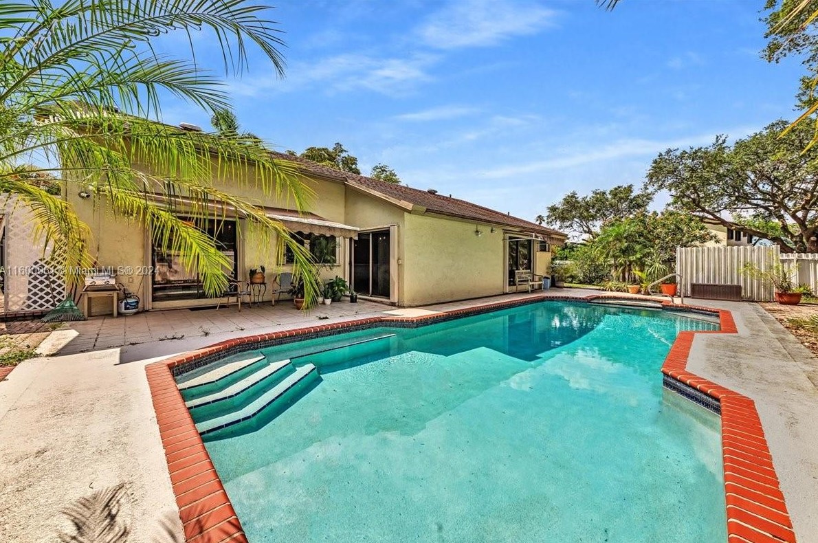 610 96 Ave, Hollywood FL 33024-8179 exterior