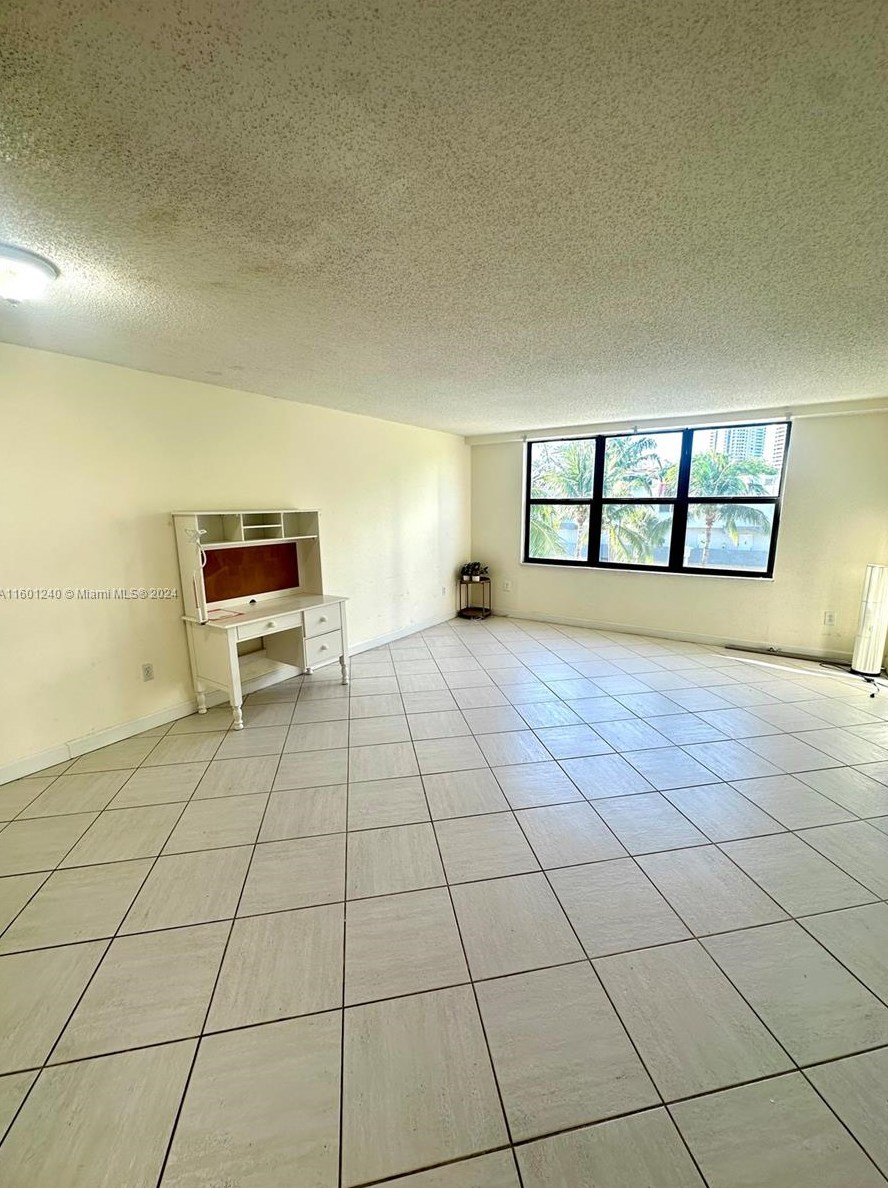 3702 Ne 171st St Apt 12, Miami, FL 33160