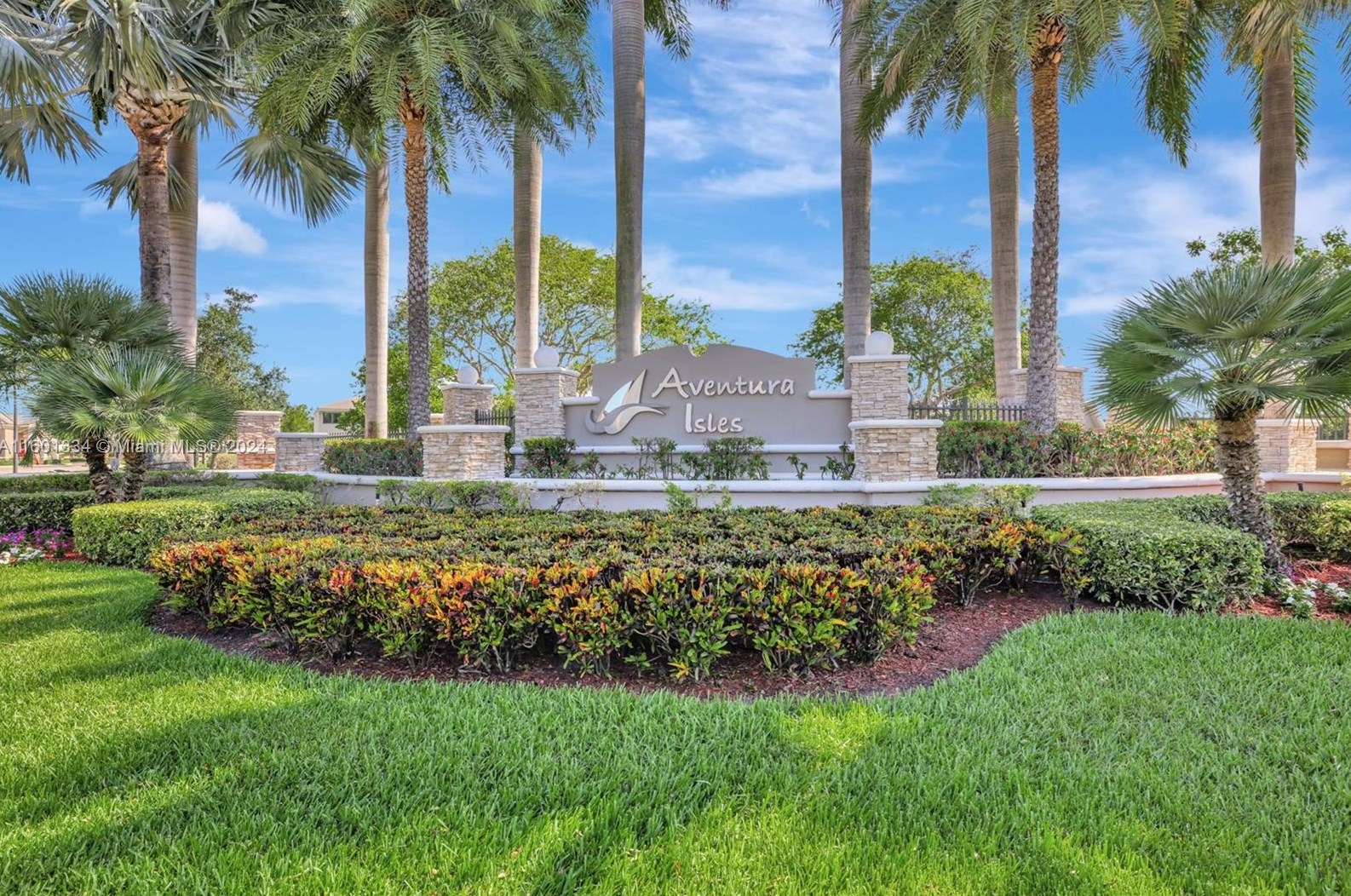 870 Ne 191st St, Miami, FL 33179