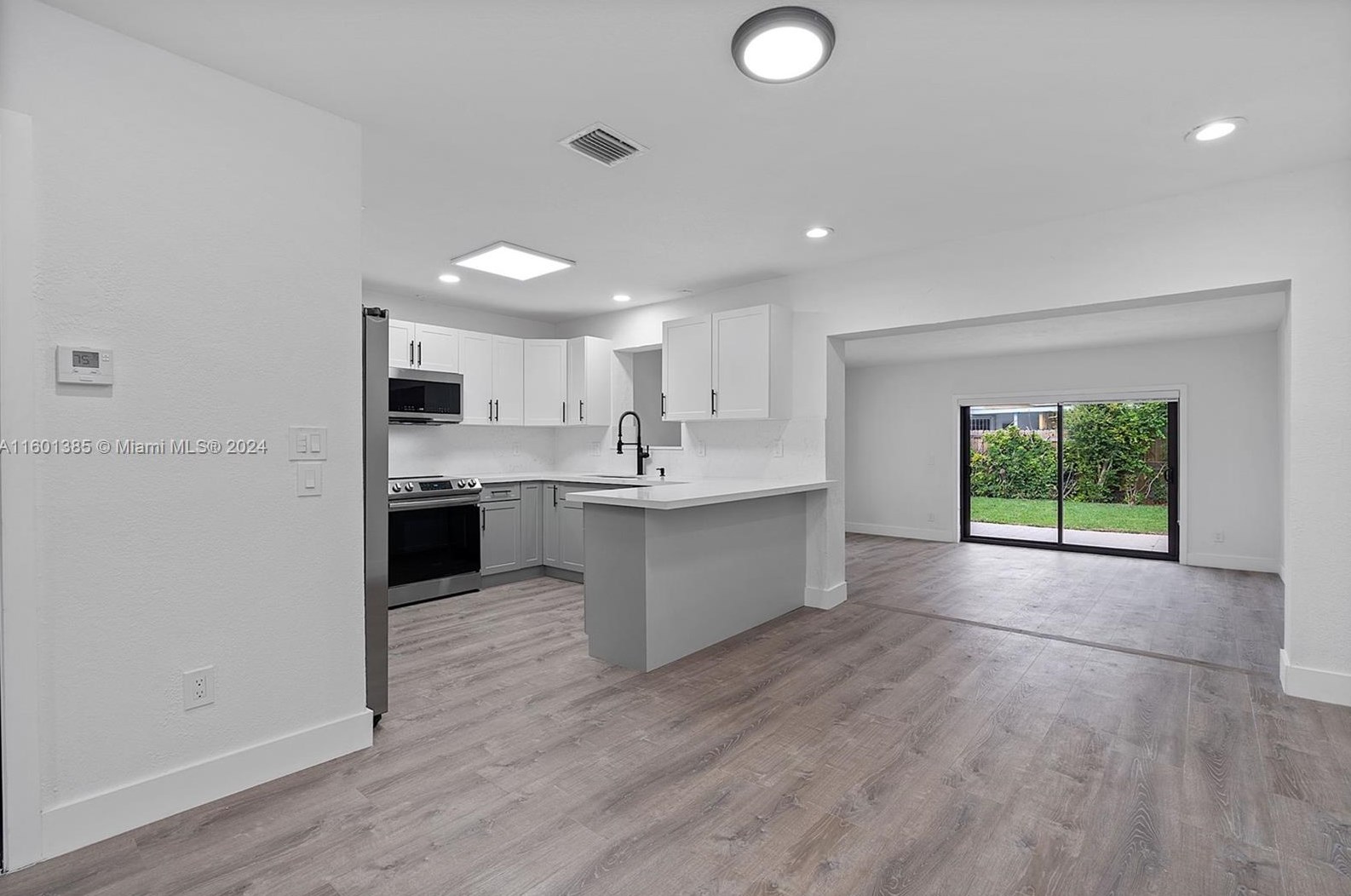 2421 108 Ct, Miami FL 33172-5205 exterior