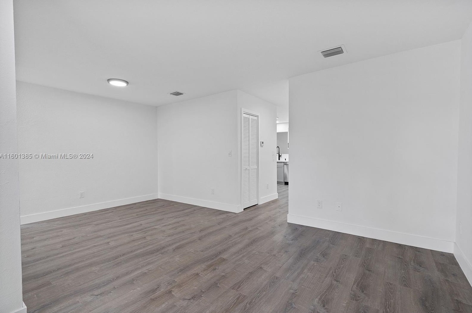 2421 108 Ct, Miami FL 33172-5205 exterior