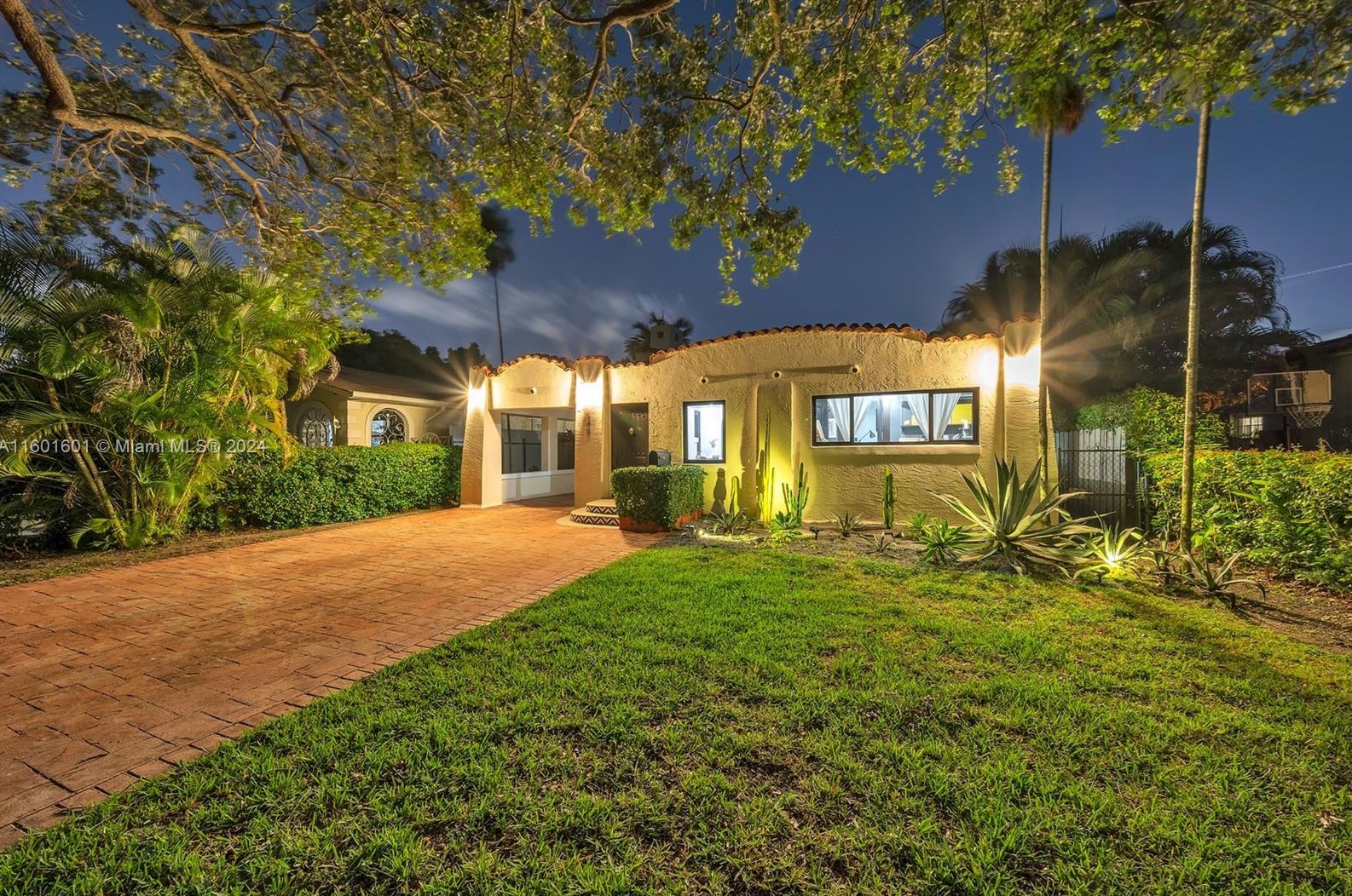 549 Ln Villa Dr, Miami FL 33166-6029 exterior