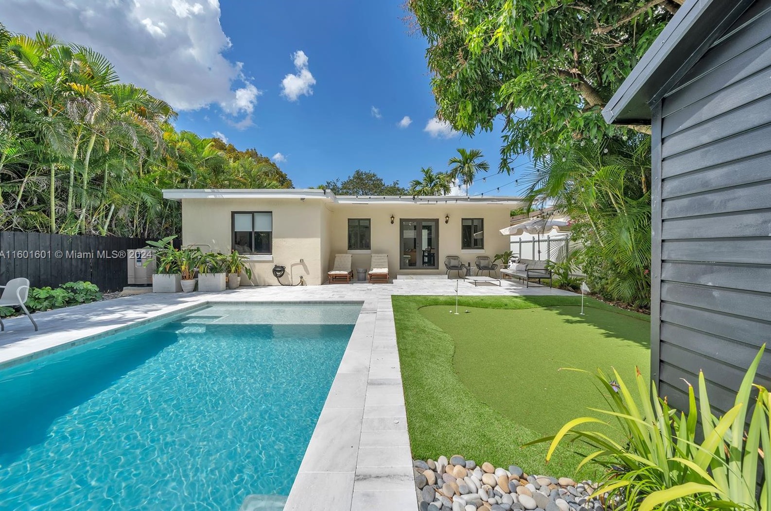 549 Ln Villa Dr, Miami FL 33166-6029 exterior