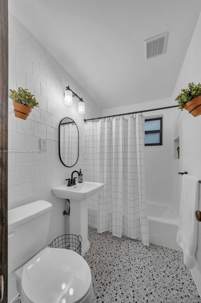 549 Ln Villa Dr, Miami FL 33166-6029 exterior