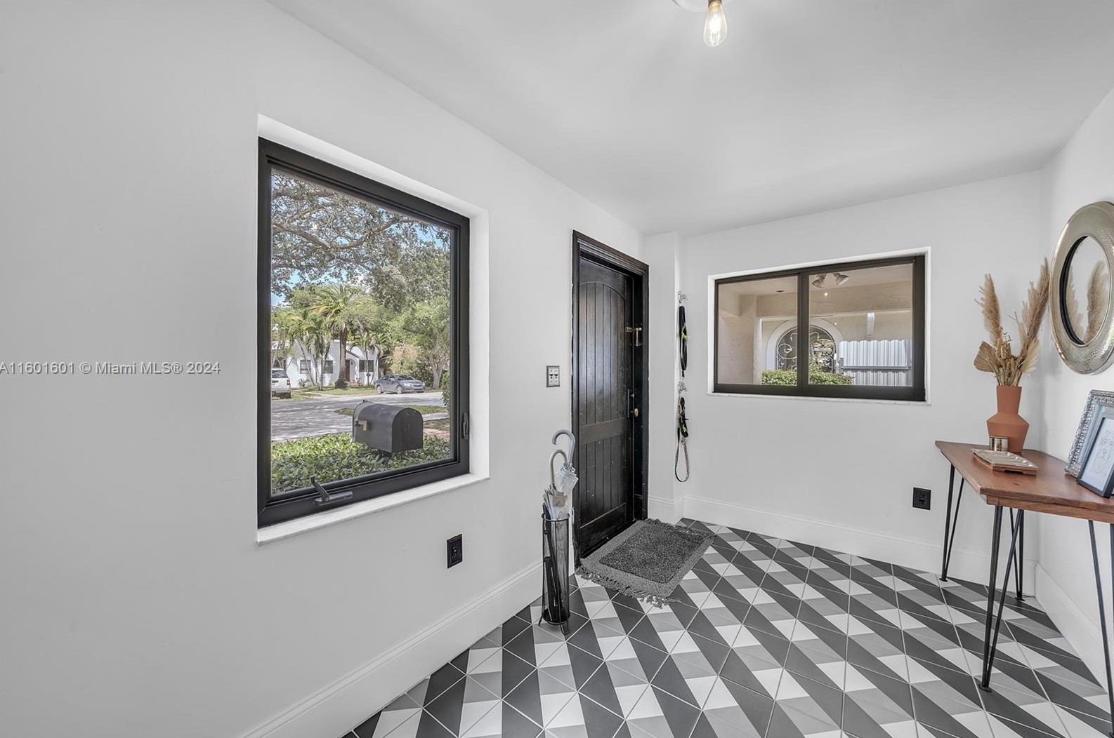 549 Ln Villa Dr, Miami FL 33166-6029 exterior