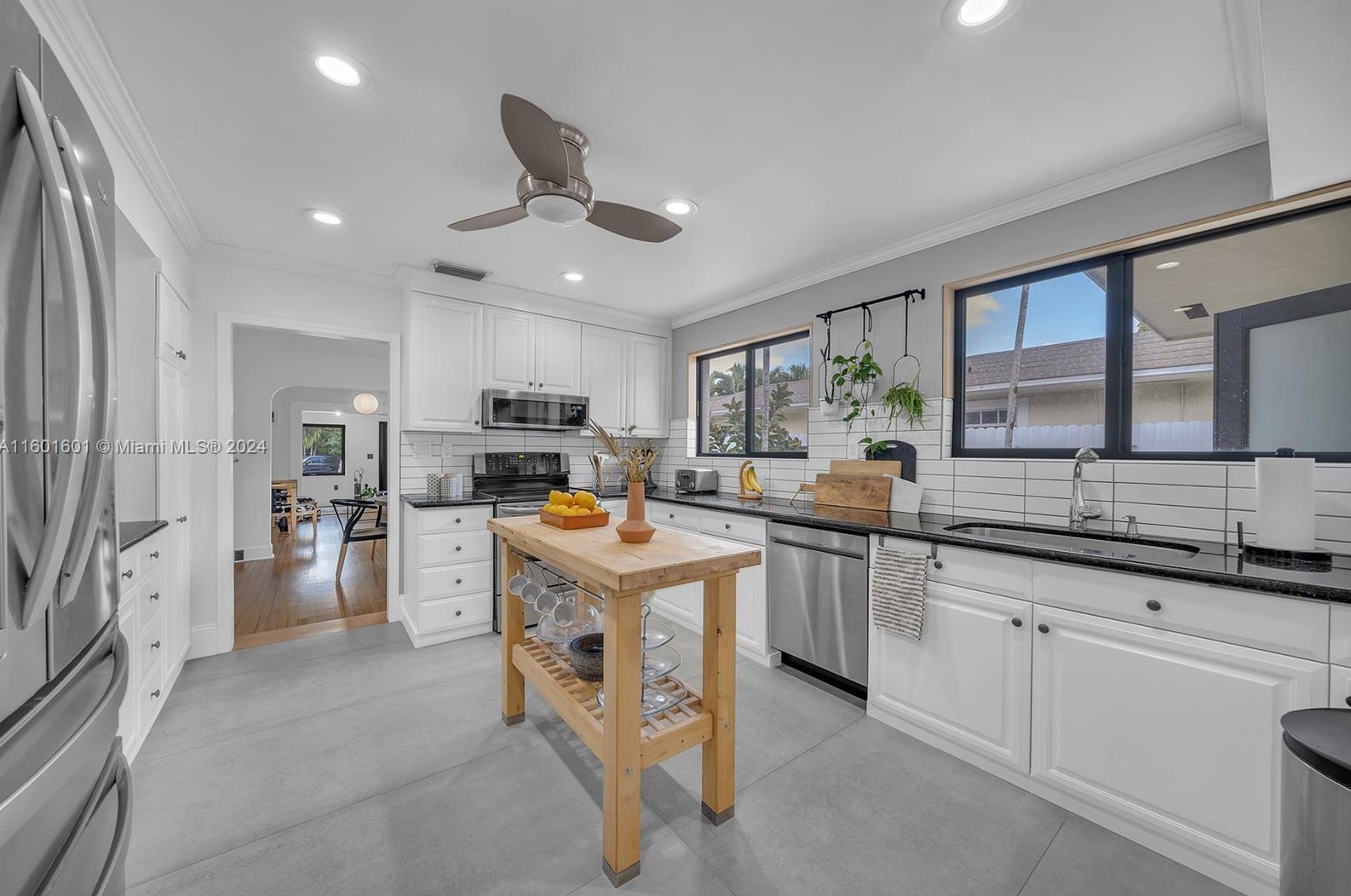 549 Ln Villa Dr, Miami FL 33166-6029 exterior