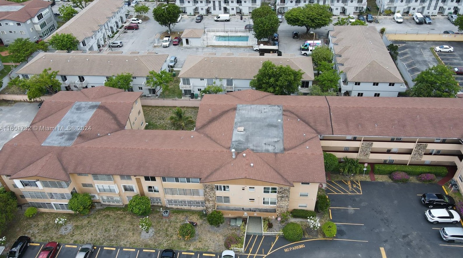 140 Royal Palm Rd, Hialeah, FL 33016-4652