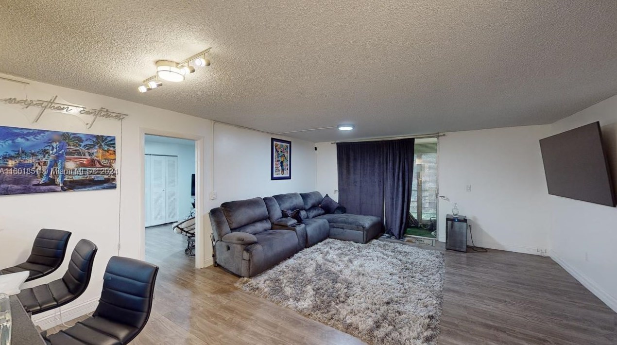 3195 Foxcroft Rd, Hollywood, FL 33025-4189