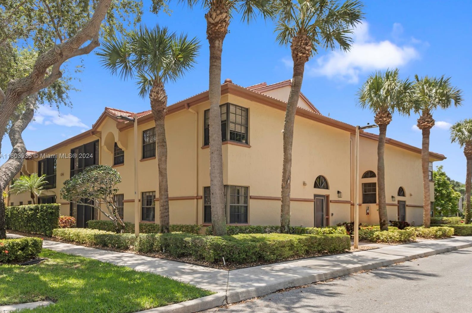 5163 Europa Dr, Boynton Beach, FL 33437-2150