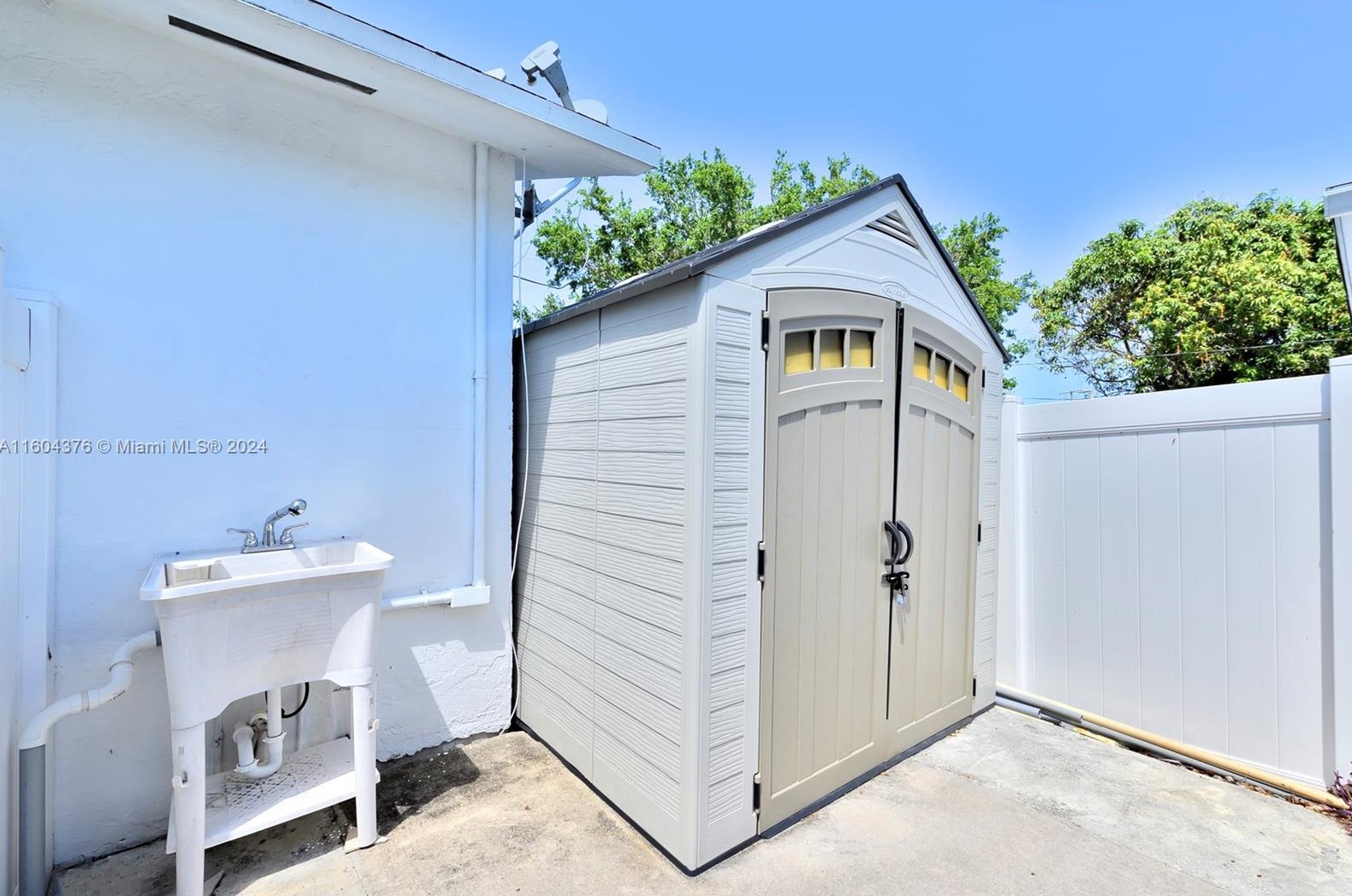 326 14th St, Dania Beach FL  33004-4241 exterior