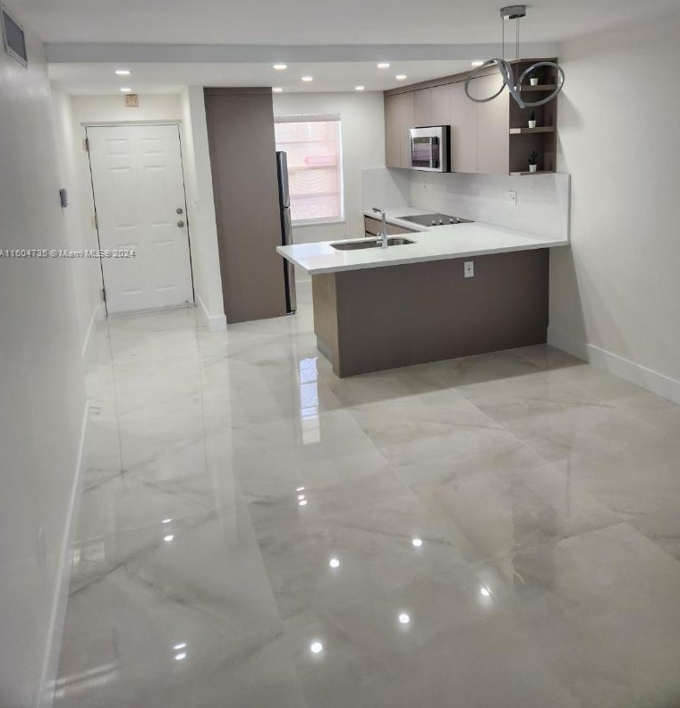 9440 Fontainebleau Blvd #508, Miami, FL 33172