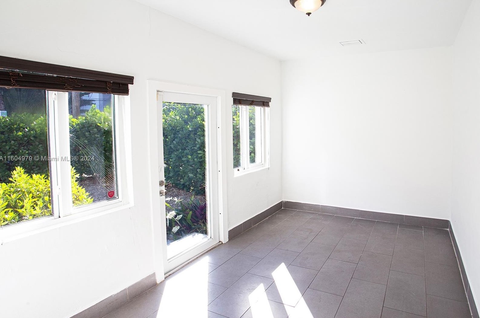 1022 3rd Ave, Miami, FL 33130-4014