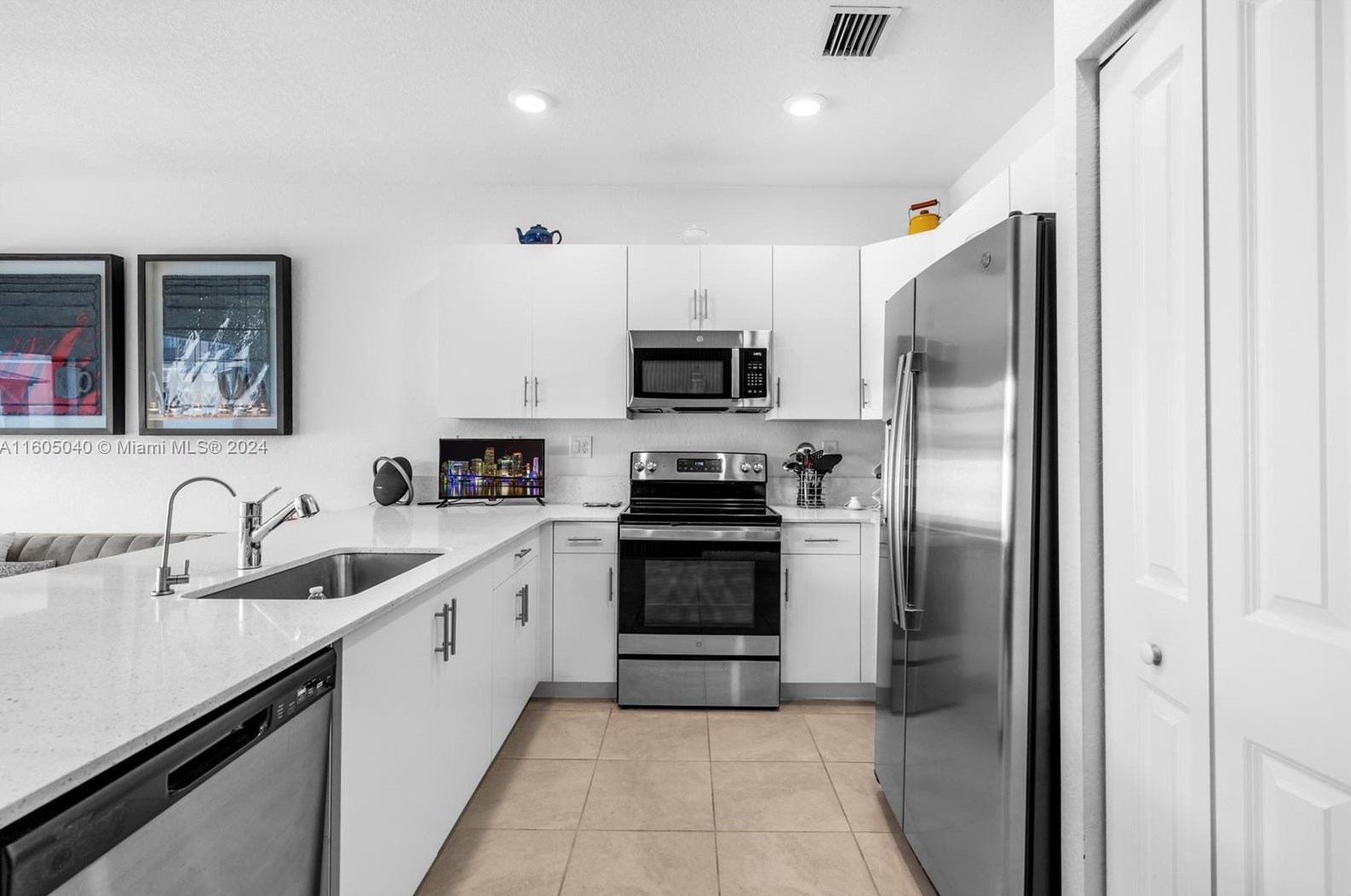 11402 W 32nd Ln, Hialeah, FL 33018