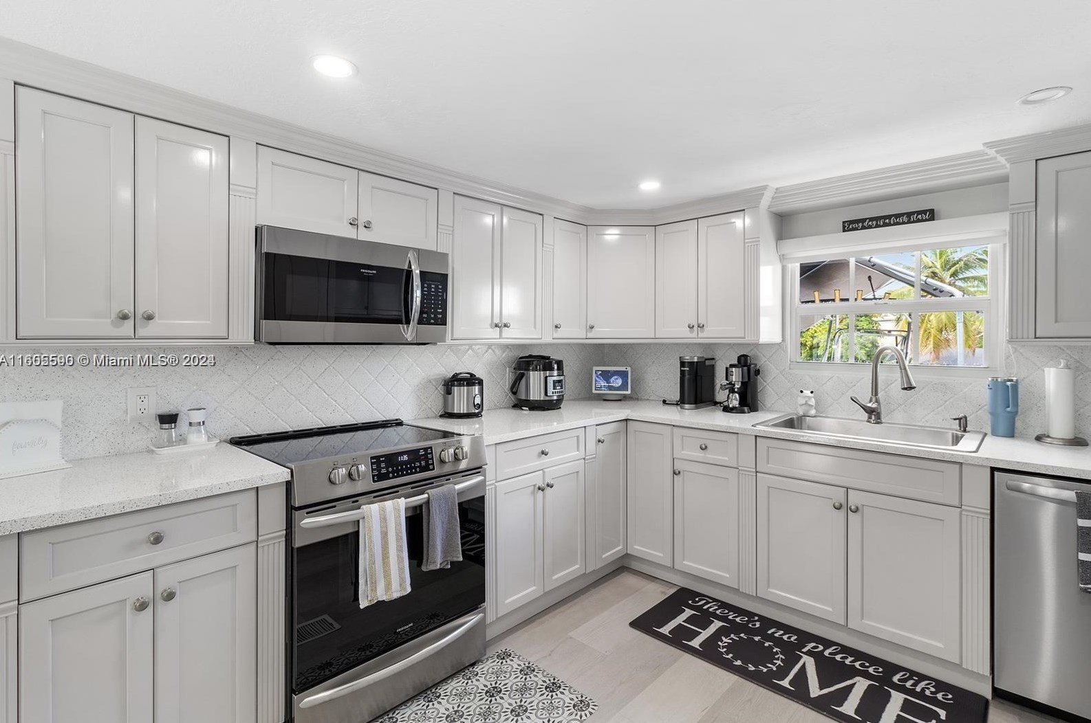 12 Swallow Rd, Key Largo, FL 33037-3033