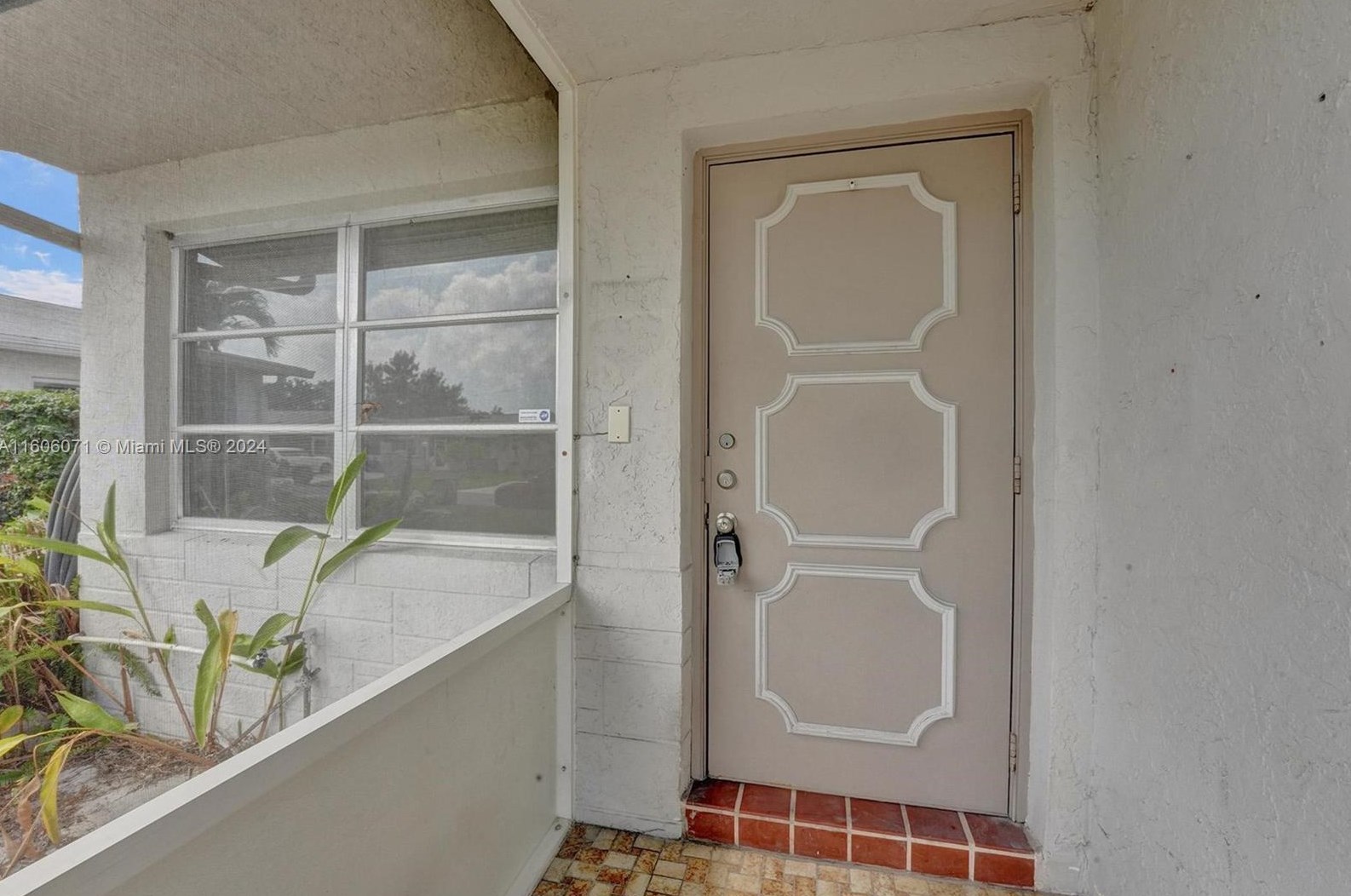 3319 Americo Dr, West Palm Beach, FL 33417
