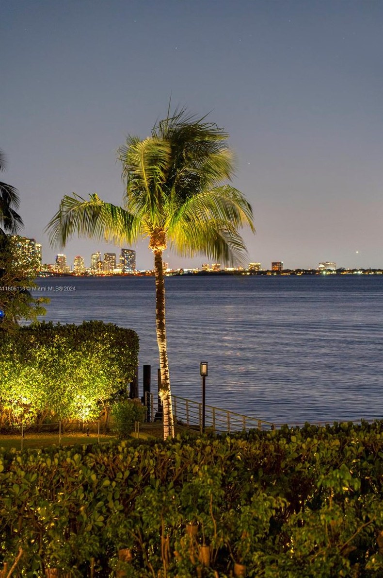 4810 Bay Rd, Miami FL 33141-4515 exterior