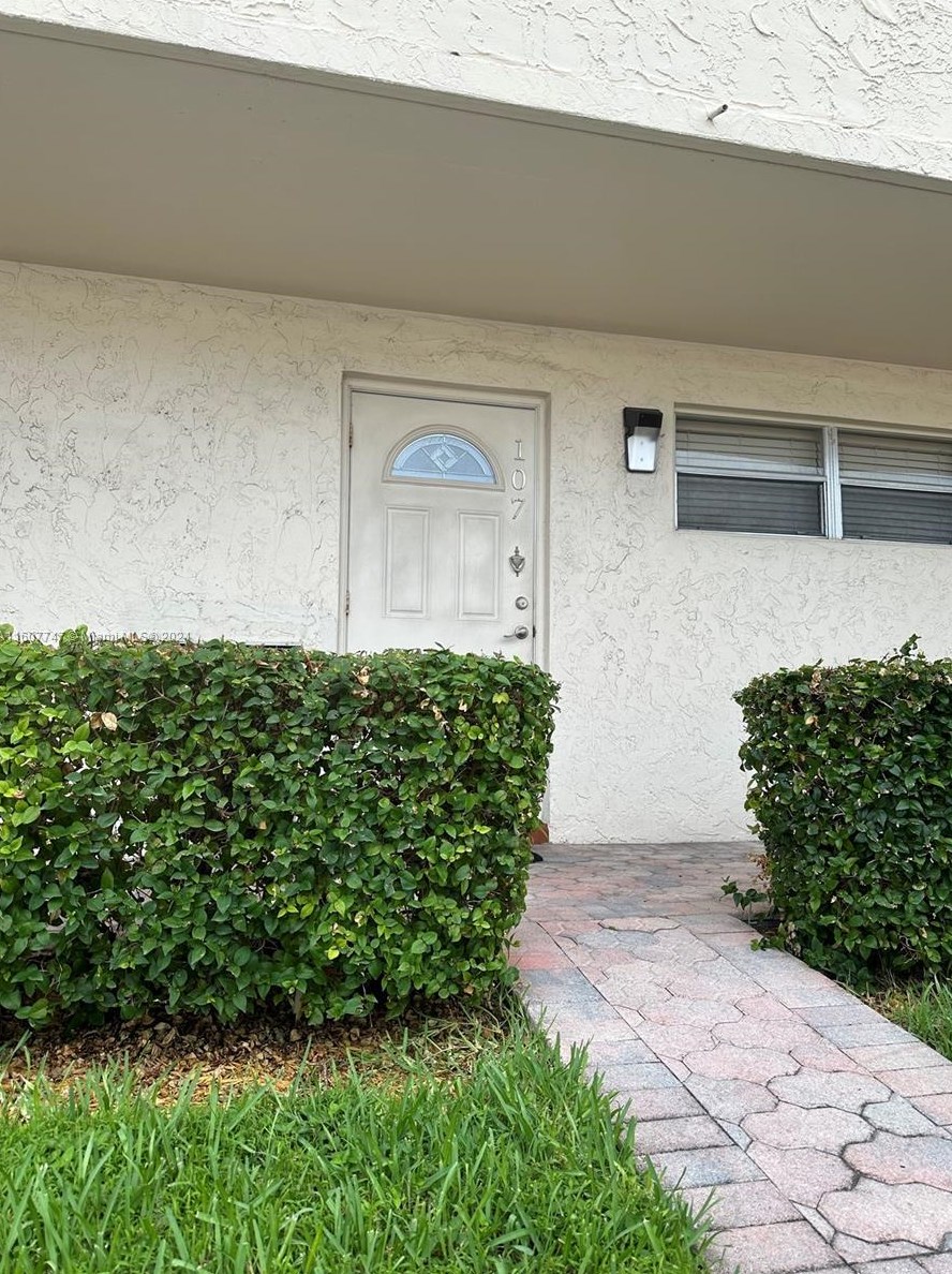 9823 S Hollybrook Lake Dr #107, Hollywood, FL 33025