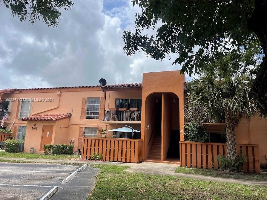7145 Miami Lakes Dr Apt R19, Hialeah, FL 33014