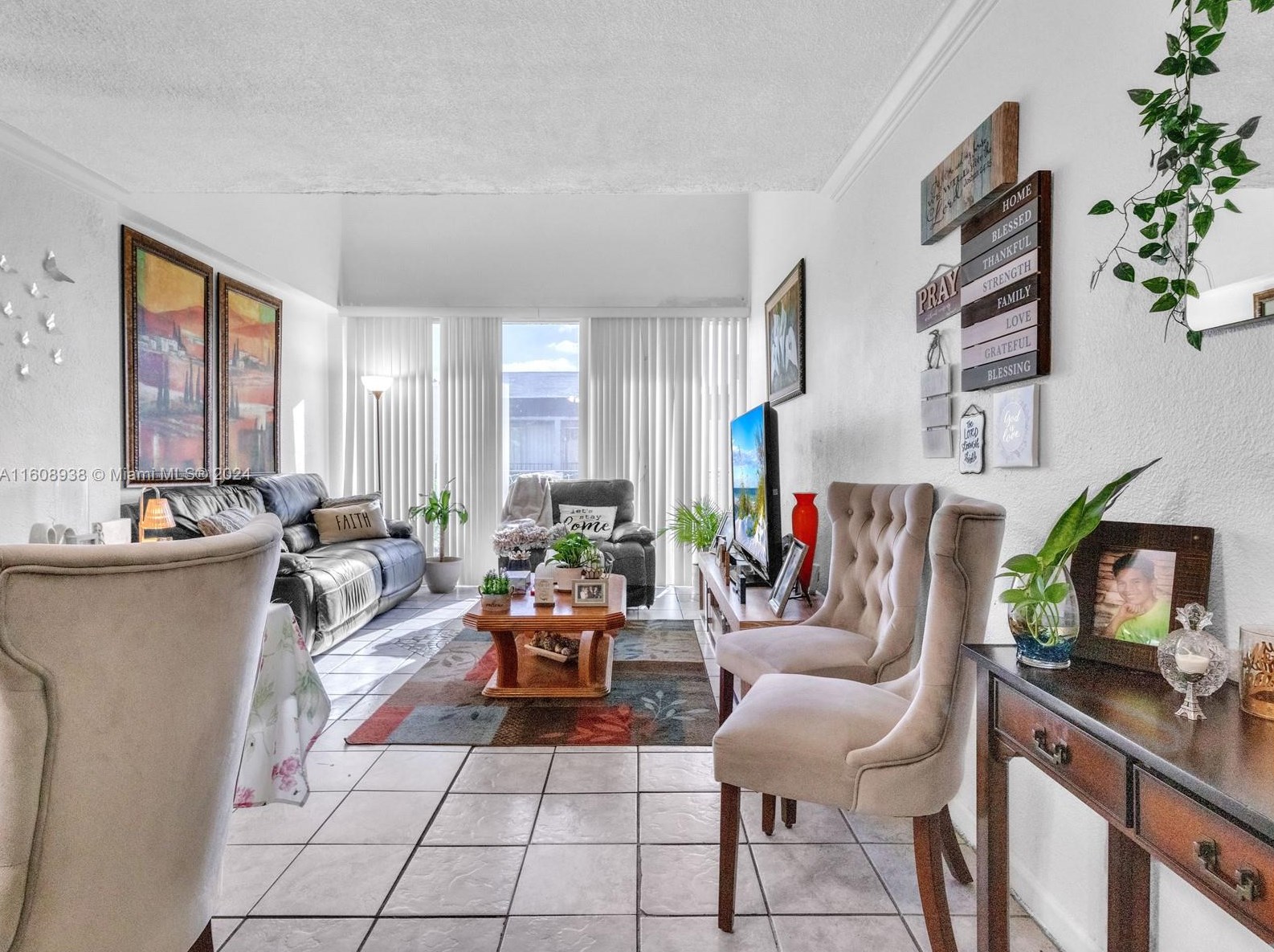 110 Fontainebleau Blvd #403, Miami, FL 33172
