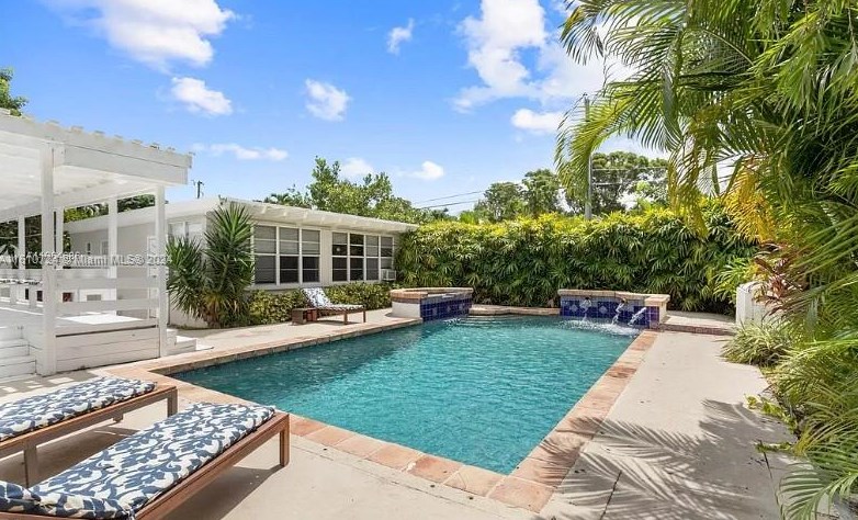 560 107 St, Miami FL 33156-4162 exterior