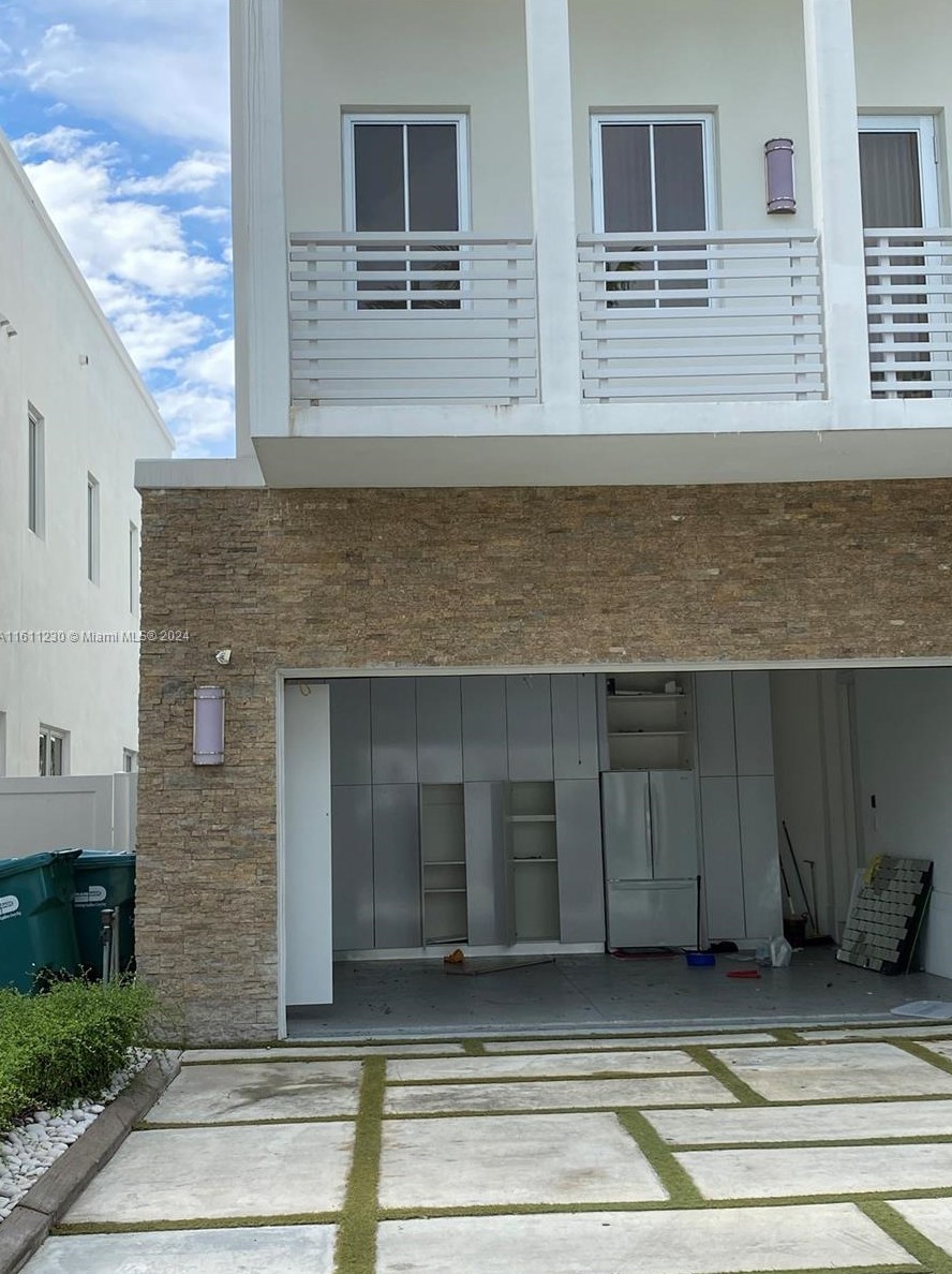 8277 Nw 34th St #0, Miami, FL 33122