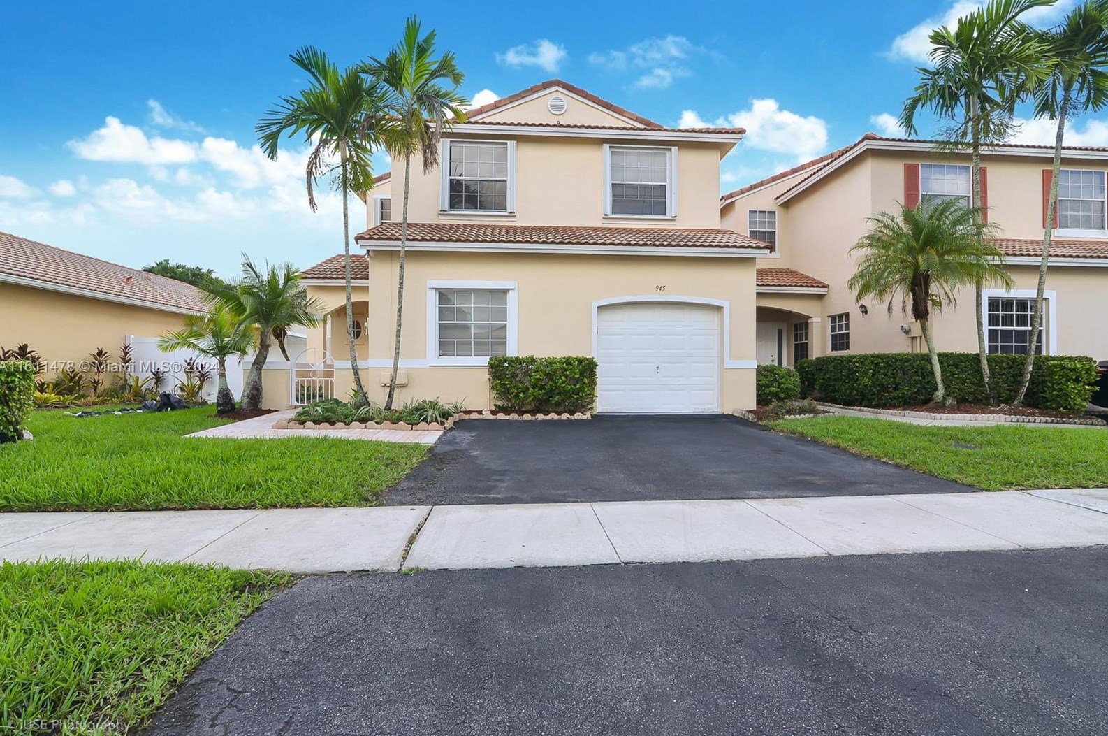 945 180th Ter, Hollywood FL  33029-4427 exterior